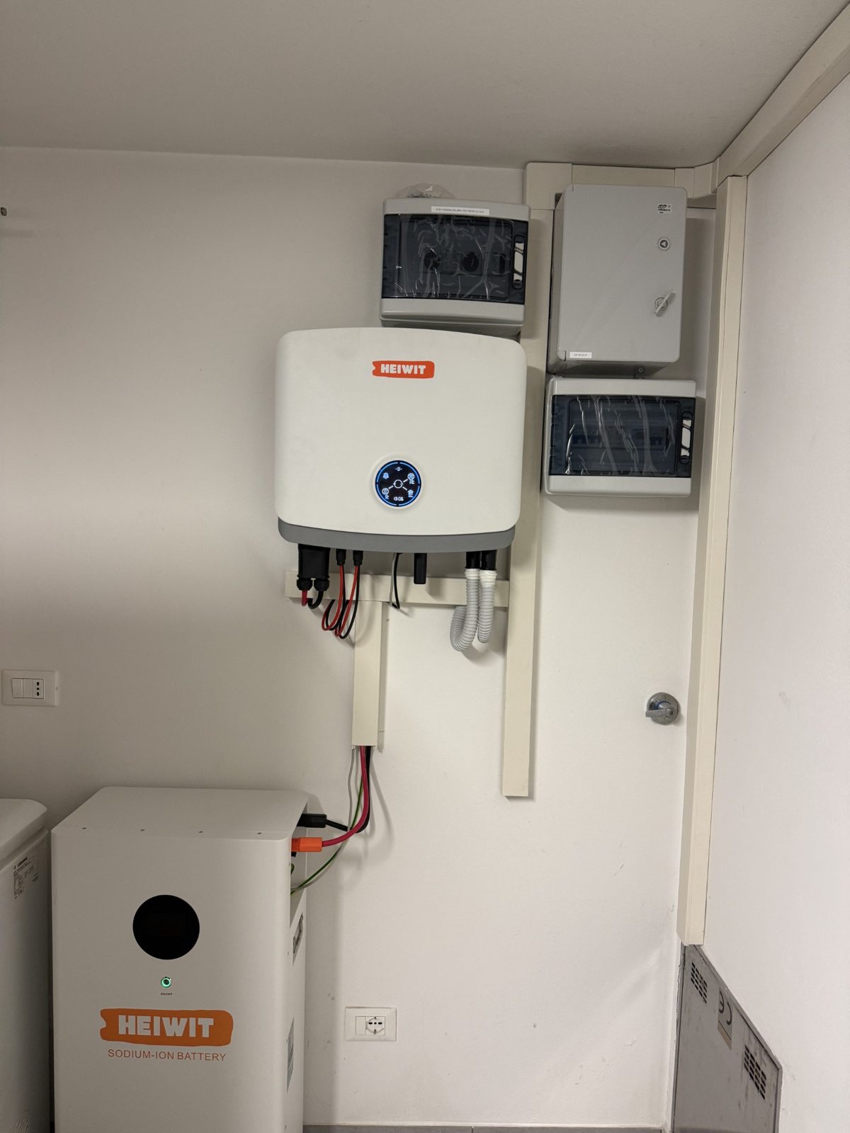 Inverter Heiwit, batteria agli ioni di sodio e quadri di protezione in un'installazione ErgonSì