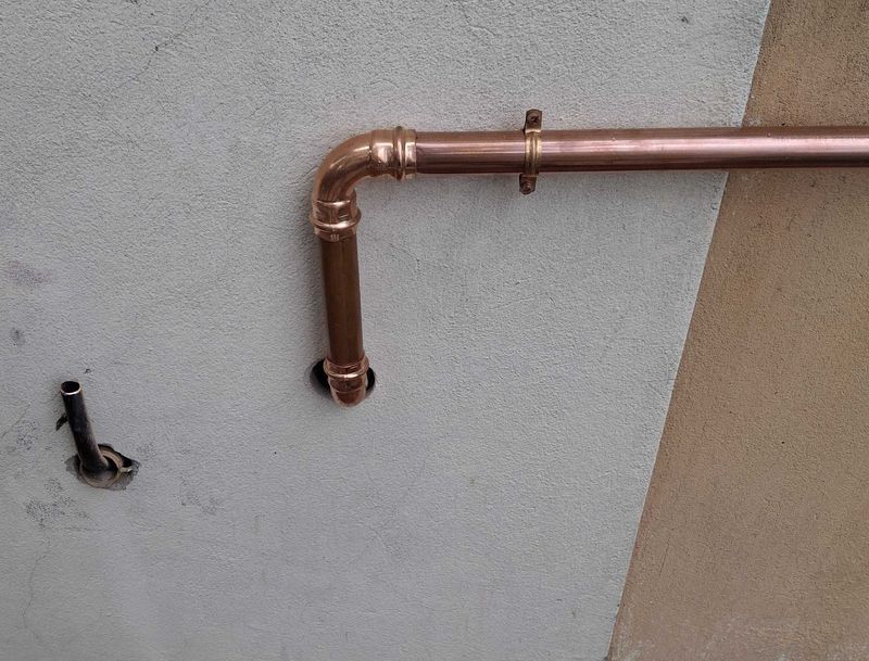 Ingresso della tubazione gas in rame nella parete verso la cucina