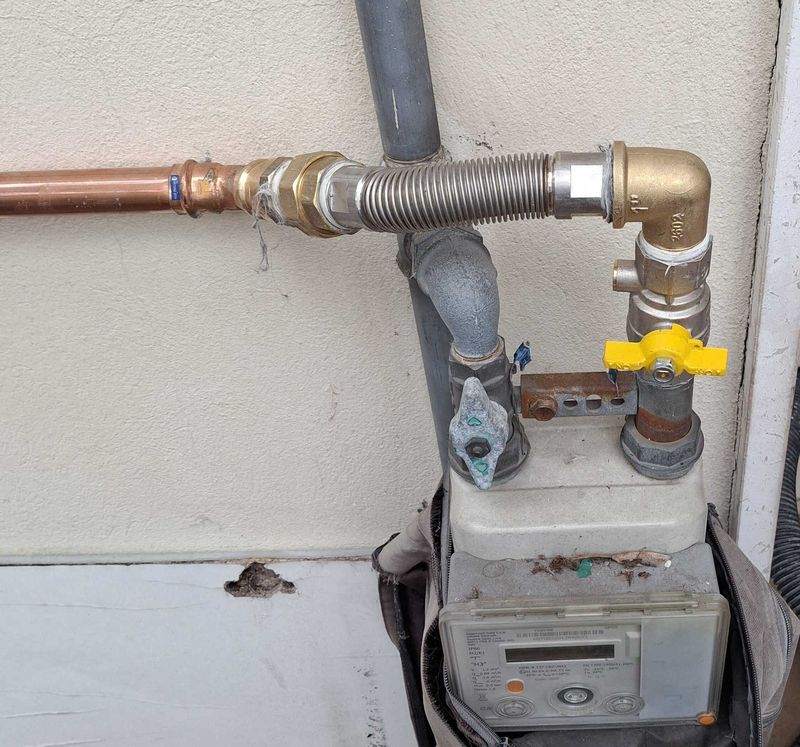 Nuova linea gas in rame collegata a valle del contatore con valvola di intercettazione, raccordo e flessibile inox