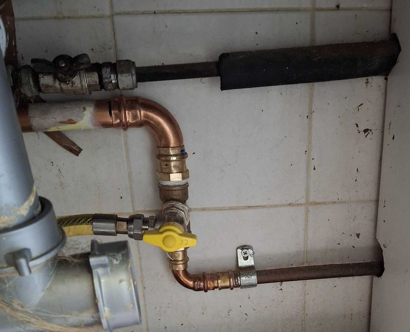 Raccordo a T sulla linea gas sotto il lavello con valvola gialla per il piano cottura
