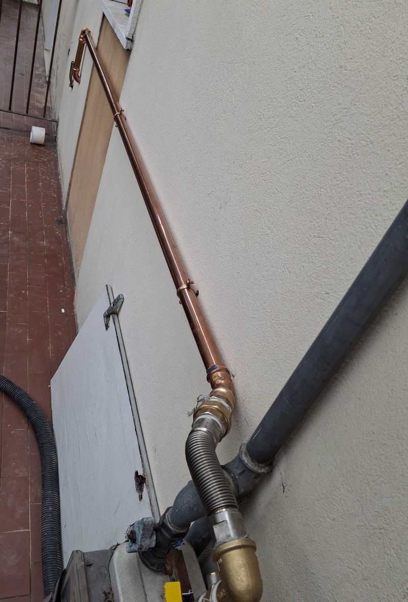 Tubazione gas in rame posata a vista lungo la parete del balcone