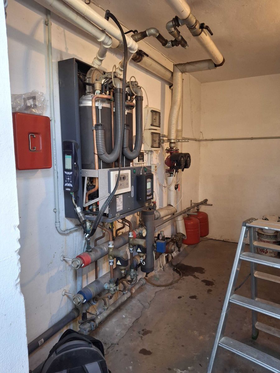 Prima centrale termica condominiale: due moduli a condensazione affiancati, con l’analizzatore di combustione collegato