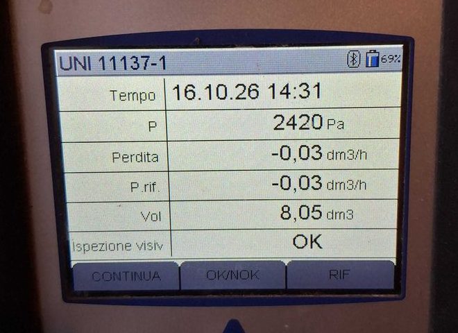 Display dello strumento per la prova di tenuta gas UNI 11137-1 nella prima centrale: pressione 2420 Pa, ispezione visiva OK