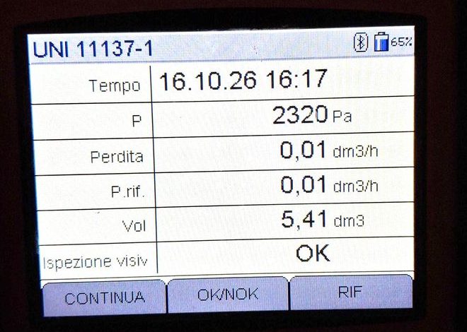 Display dello strumento per la prova di tenuta gas UNI 11137-1 nella seconda centrale: pressione 2320 Pa, perdita 0,01 dm³/h, ispezione visiva OK