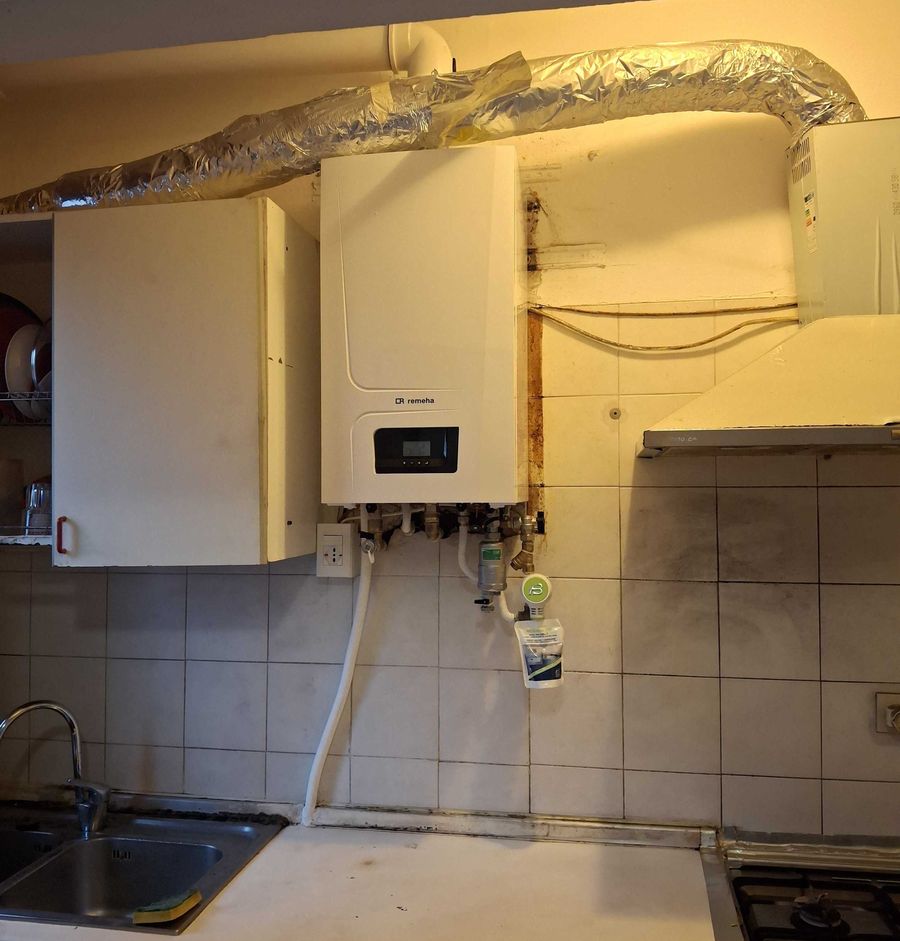 Caldaia Remeha Avanta Ace 28C installata in cucina con defangatore e dosatore sotto