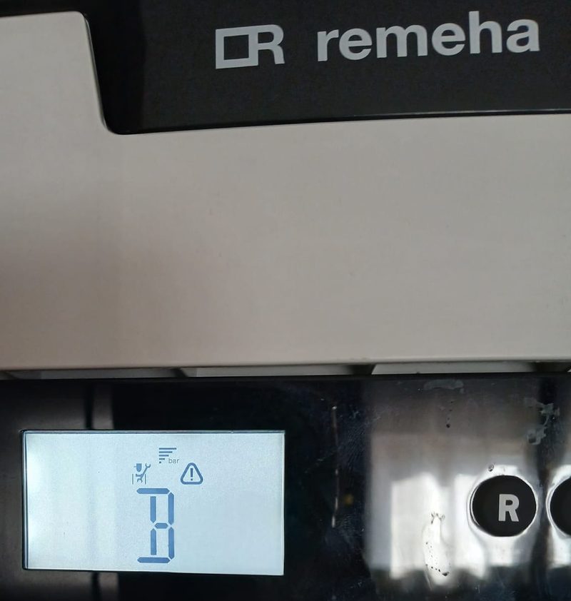 Display di una caldaia Remeha che mostra la lettera B con il simbolo della manutenzione