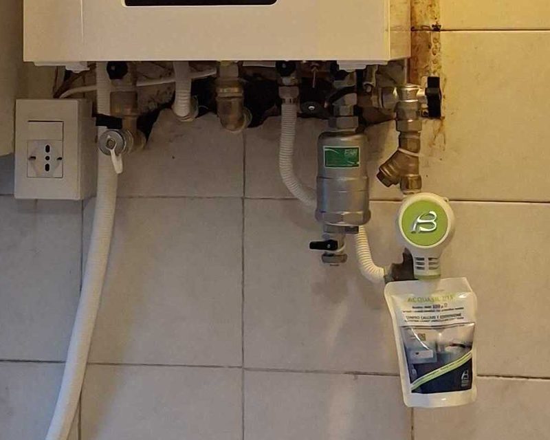 Attacchi sotto la caldaia con defangatore magnetico e dosatore di polifosfati