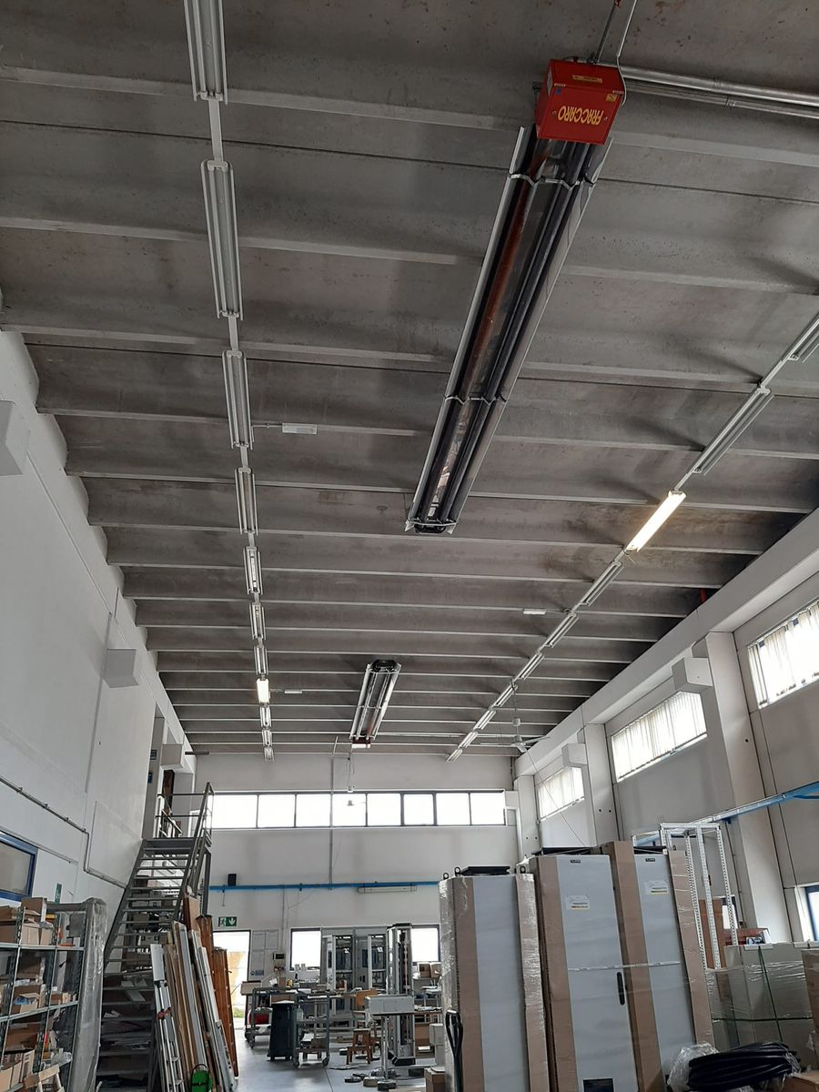 Laboratorio con generatore radiante appeso al soffitto prima dell’intervento