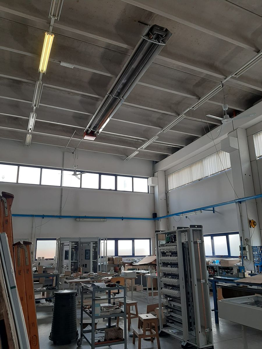 Secondo generatore radiante a soffitto nel laboratorio, con finestre a nastro sullo sfondo