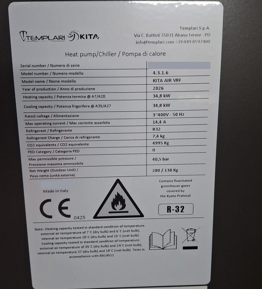 Targa dati della pompa di calore Templari KITA AIR VRF con potenze, alimentazione e refrigerante R32