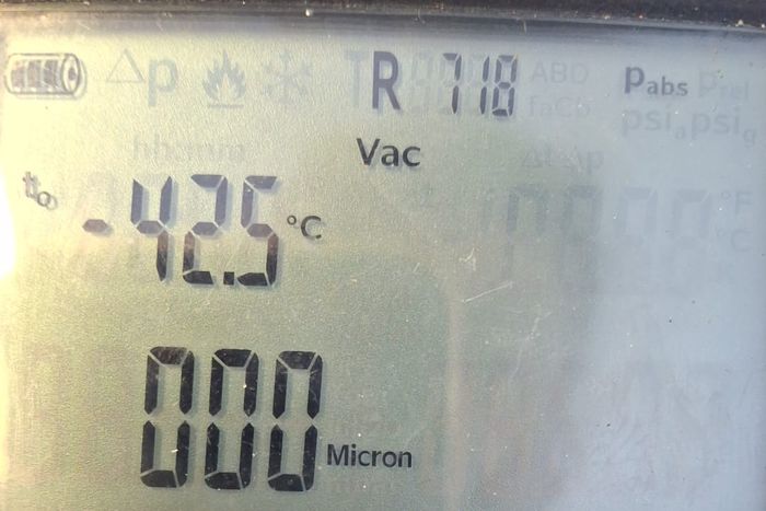 Vacuometro digitale che mostra un vuoto profondo, con temperatura equivalente di -42,5 gradi centigradi