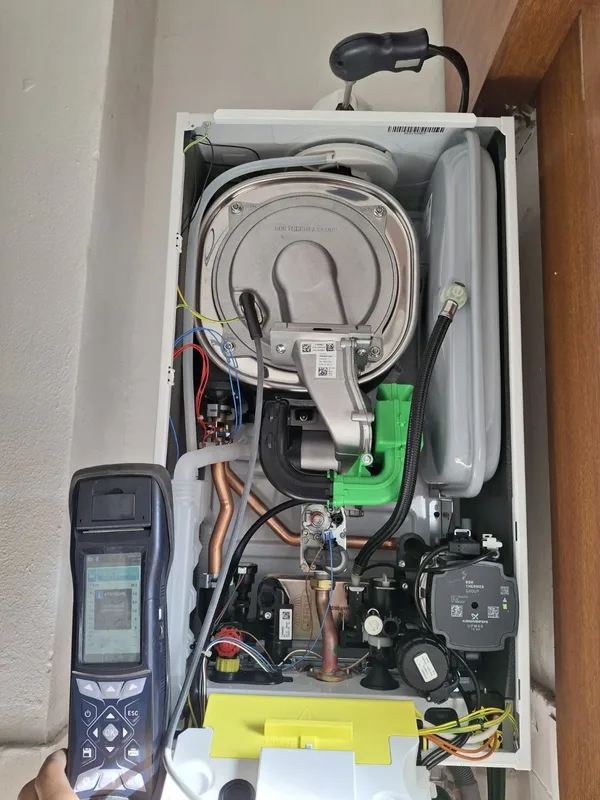 Analisi della combustione durante la manutenzione di una caldaia a gas eseguita da ErgonSì.