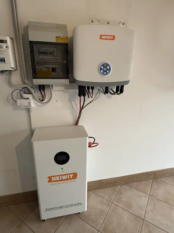 Installazione ErgonSì: batteria agli ioni di sodio Heiwit a pavimento sotto l'inverter ibrido e il quadro di protezione