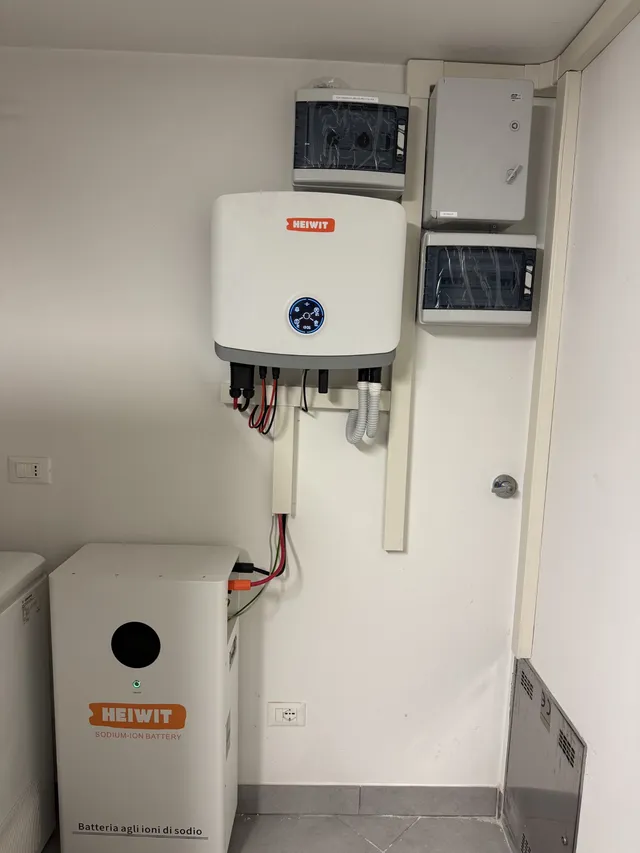 Installazione ErgonSì: inverter ibrido Heiwit a parete, quadri di protezione e batteria agli ioni di sodio a pavimento