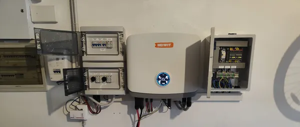 Installazione ErgonSì: quadri di protezione AC e DC, inverter ibrido Heiwit e quadro di commutazione backup