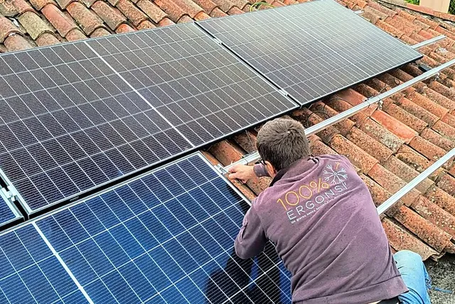 Tecnico ErgonSì durante il controllo di un impianto fotovoltaico